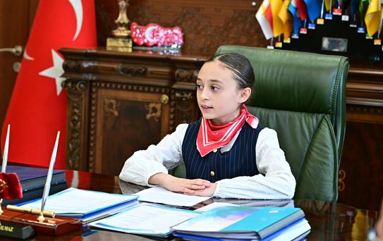 Eskişehir Valisi Yılmaz, koltuğunu öğrenciye devretti