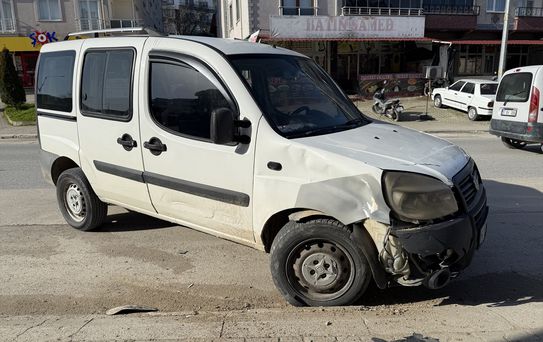 Gerze'de hafif ticari araçla motosikletin çarpıştığı kazada 1 kişi yaralandı