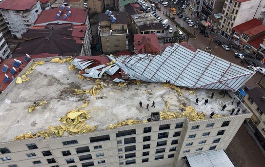 Şemdinli'de Fırtına Çatı Uçurdu