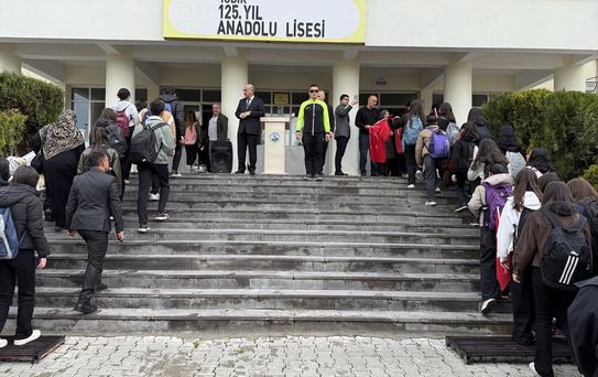 Protokol Üyeleri Öğrencilerle İstiklal Marşı Okudu