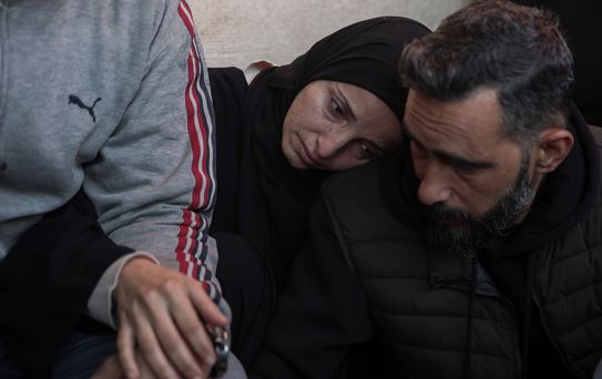 İsrail'in Gazze'ye saldırılarında hayatını kaybeden Al Jazeera muhabiri son yolculuğuna uğurlandı