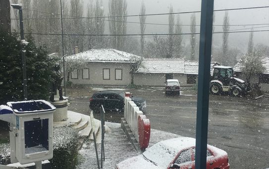 İzmir'in yüksek kesimlerine kar yağdı