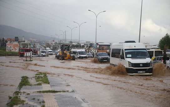 Kahramanmaraş'ta sağanak hayatı felç etti