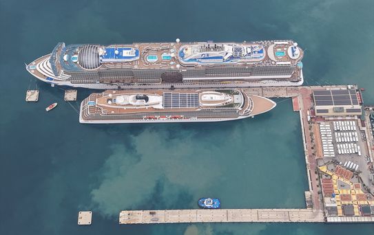 Kuşadası'na 5 Bin Turist Gelen Dev Gemiler