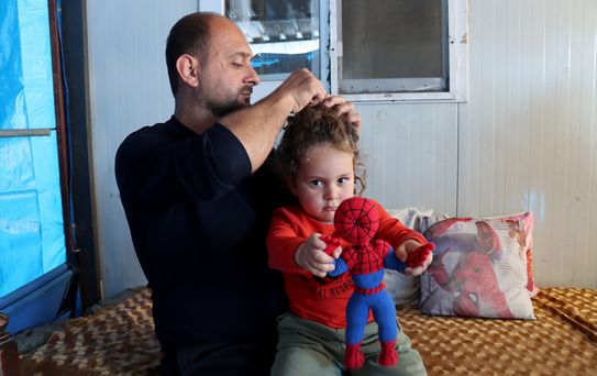 Depremde Eşini Kaybeden Baba Oğluna Hem Anne Hem Baba Oluyor