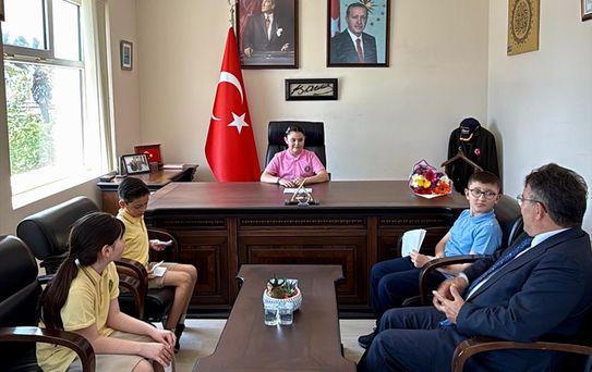Marmaris Kaymakamı Kaya, temsili olarak koltuğunu öğrencilere devretti