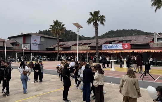 Marmaris'te Kermesle Öğrencilere Destek