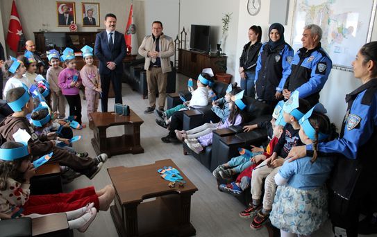 Tarsus'ta Anaokulu Öğrencilerinden Polis Haftası Kutlaması