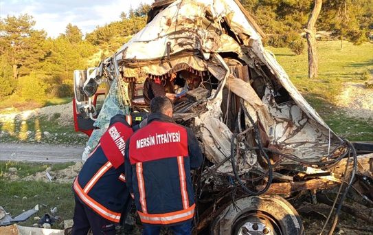 Mersin'de Kamyon Devrildi: Sürücü Yaralandı