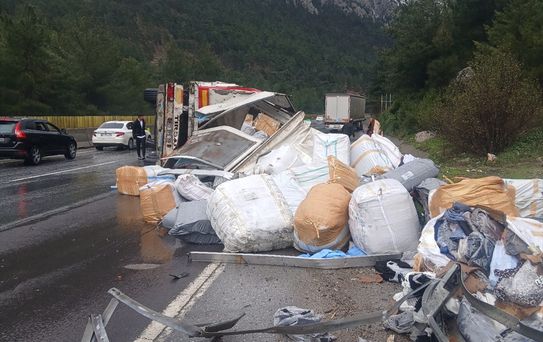 Tarsus'ta Otoyolda Tır Devrildi