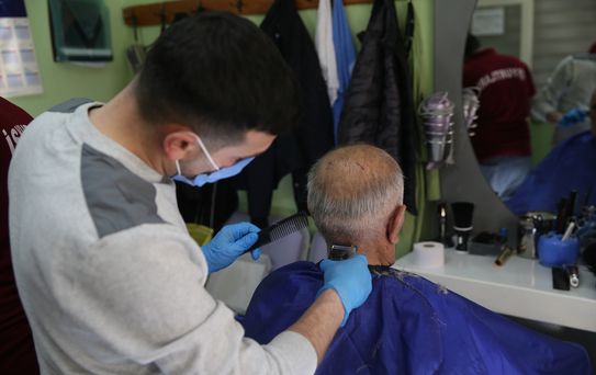 Niğde'de hükümlüler huzurevi sakinlerinin gönüllü kuaförü oldu