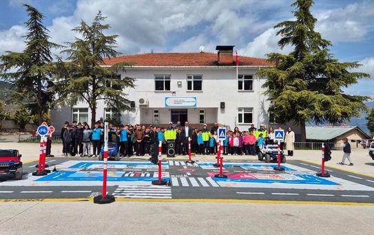 Niksar'da öğrencilere uygulamalı trafik eğitimi verildi