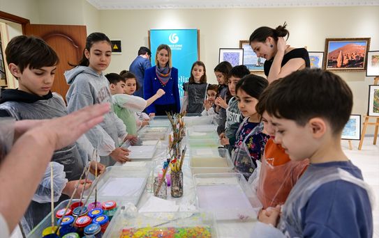 Moskova'da Çocuklar İçin Ebru ve Linol Baskı Atölyesi