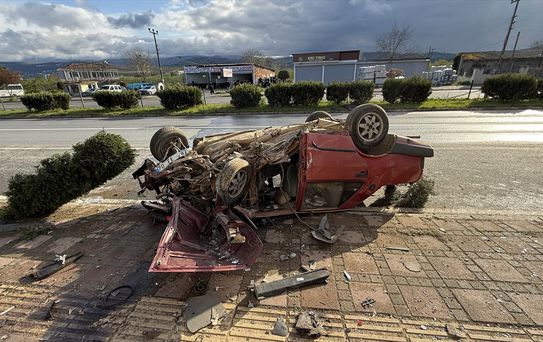 Samsun'da otomobil devrildi, sürücü yaralandı - sondakika.com