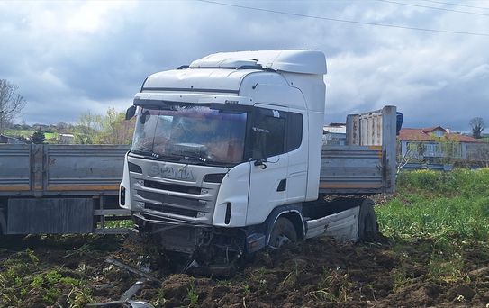 Tır Tarlaya Girdi, Sürücü Yaralı - sondakika.com