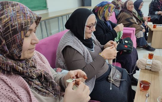 Sarıoğlan'da Kadınlar İçin Örgü Günleri Devam Ediyor