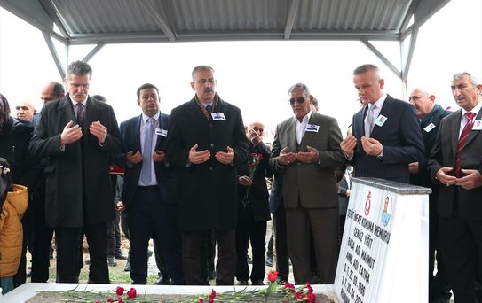 Şehit infaz koruma memuru Yiğit, Ağrı'da mezarı başında anıldı