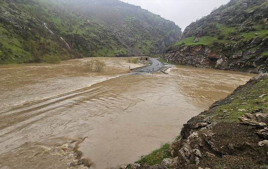 Hakkari'de Sağanak, Ulaşım Kapandı