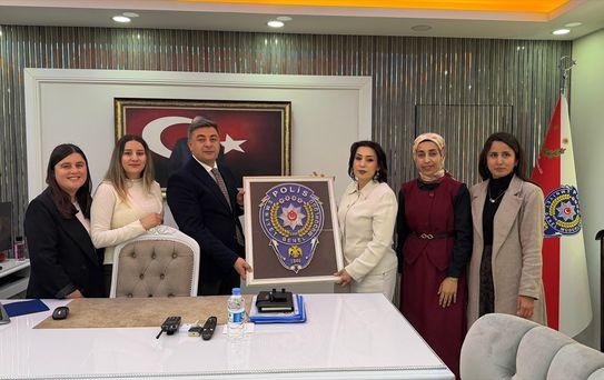 Silopi'de Kadınlardan Polis Ekiplerine Sürpriz Kutlama