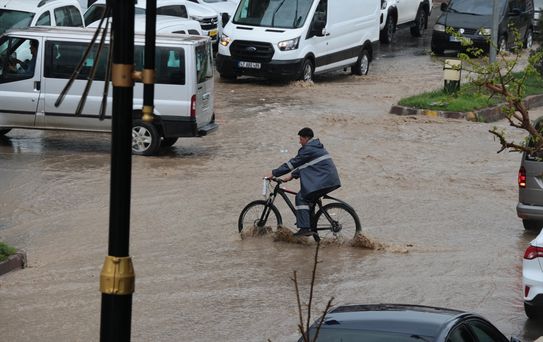 Cizre'de Sağanak Yağmur Hayatı Olumsuz Etkiledi