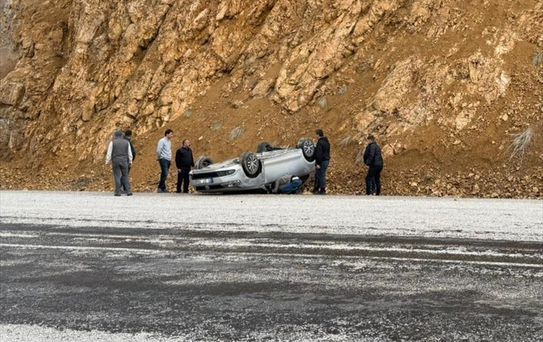 Sivas'ta Otomobil Devrildi: 3 Yaralı