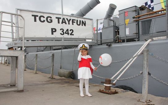 Çocuklar Deniz Kuvvetlerini Geziyor
