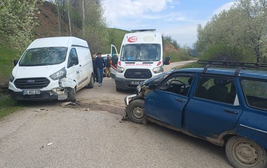 Tokat'ta Minibüs ve Otomobil Çarpıştı