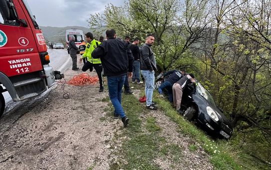Niksar'da Şarampole Devrilen Araçta 2 Yaralı