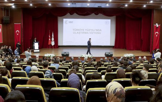 Ulaştırma ve Altyapı Bakan Yardımcısı Boyraz, Hatay'da üniversite öğrencilerine yatırımları anlattı
