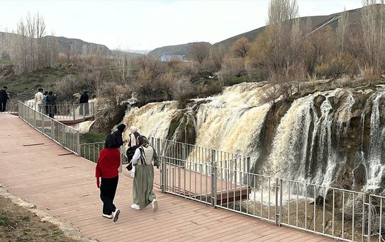 Muradiye Şelalesi Coştu