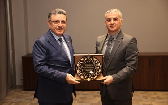 Yomra'dan Genç'e Teşekkür Plaketi