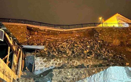 İspir'de Heyelan: 2 Konut Tahliye Edildi