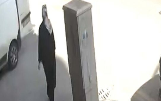 Minibüs Altında Kalan Adam Ağır Yaralandı