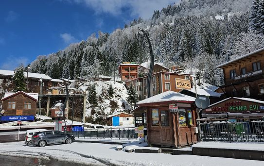 Ayder Yaylası Nisan'da Karla Kaplandı