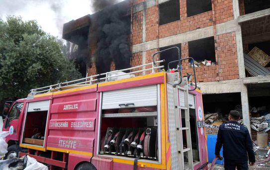 İçi ve etrafı çöplerle dolu metruk bina yangını mahalleliyi tedirgin etti