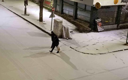 Kars'ta nisan sürprizi: Şehir merkezi 5 dakikada beyaza büründü