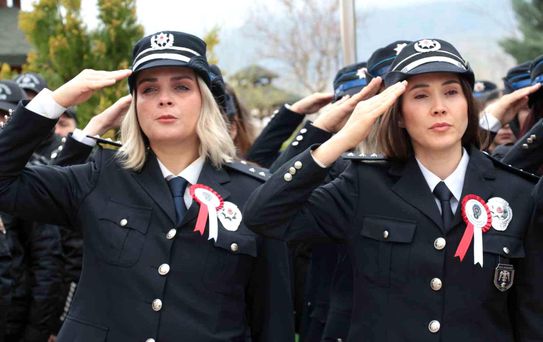 Şırnak'ta Polis Haftası etkinlikleri kapsamında şehitler anıtına karanfil bırakıldı
