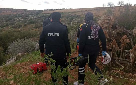 Besni'de Traktör Devrildi, Sürücü Hayatını Kaybetti