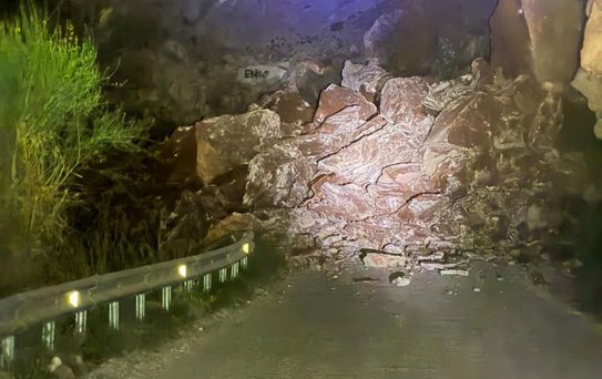 Fethiye'de Yamaçtan Kaya Düşmesi