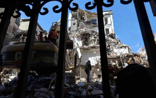 İsrail'in Lübnan'a Hava Saldırıları: 357 Can Kaybı