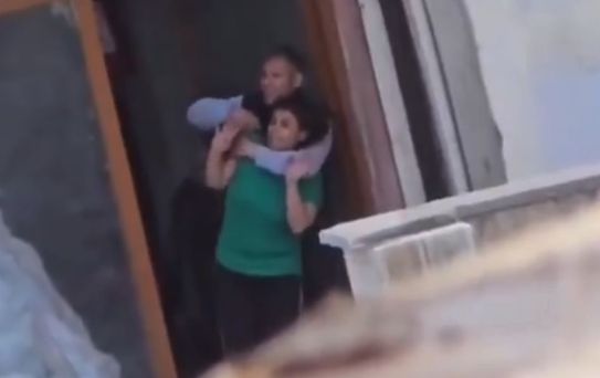 Cezaevinden kaçtı, polisleri görünce en yakınlarına dehşeti yaşattı