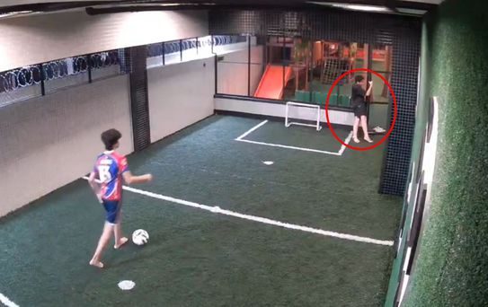 Dehşet anları kamerada! Elektrik akımına kapılan arkadaşını böyle kurtardı