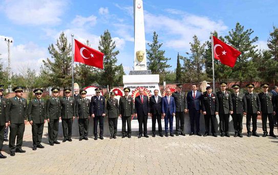 Eski KKTC Cumhurbaşkanı Tatar, Şanlıurfa'nın kurtuluşunun 106. yıl dönümü törenine katıldı
