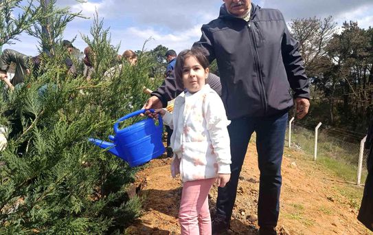 Gaziosmanpaşa'da çocuklar fidanları toprakla buluşturdu