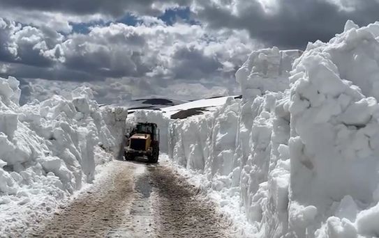Erzincan'da 4 Metre Karla Mücadele