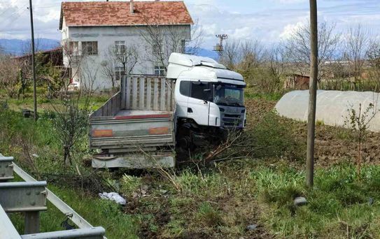 Samsun'da Tır Tarlaya Uçtu, Sürücü Yaralı - sondakika.com