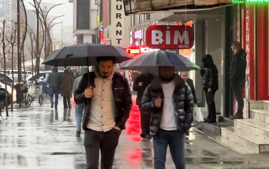 Yüksekova'da Sağanak Yağış Hayatı Olumsuz Etkiledi