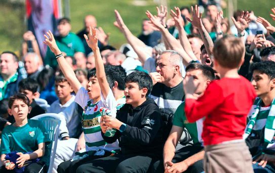 Bursa'da yeşil-beyaz coşku dev ekrana taşındı