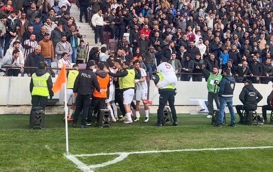 Gol attılar! Sevincini arkadaşları ya da taraftarlar yerine bakın kiminle paylaştı