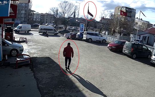 Rüzgarda dolanan bayrağı düzeltmek için 15 metrelik direğe tırmandı